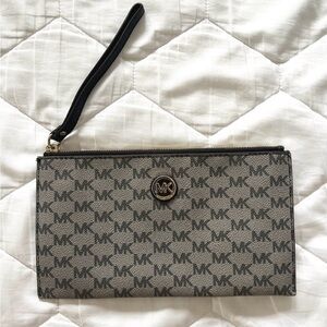 Michael Kors Wristlet/Wallet
